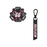 Zwei Rucksack-Applikationen in Form eines Gaming-Patches und eines Keychains.