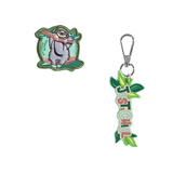 Zwei farbige Rucksackanhänger und Patches mit einem Faultiermotiv und dem Schriftzug "JUST CHILL".