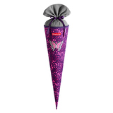 Schultüte in lila mit Schmetterlingsmotiv und grauem Stoffbeutel oben.