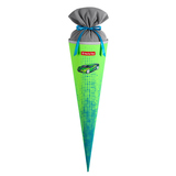 Schultüte in grün-blau mit Rennwagen-Motiv und grauem Stoffdeckel.