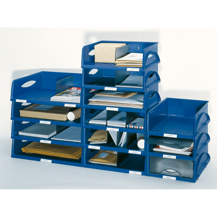 Blaue Briefablage mit mehreren Fächern, gefüllt mit verschiedenen Papierformaten und Umschlägen.
