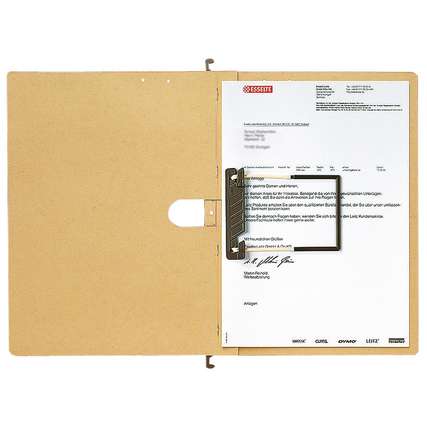 Hängehefter mit Daumenausschnitt und Dokumenten im Inneren auf einem offenen Tisch.