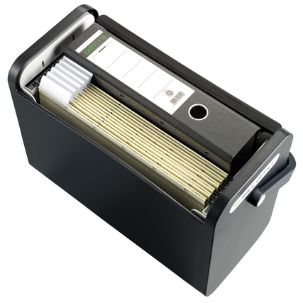 Schwarze Hängemappenbox mit Rolloverschluss und zwei Beschriftungsfeldern, gefüllt mit Mappen.