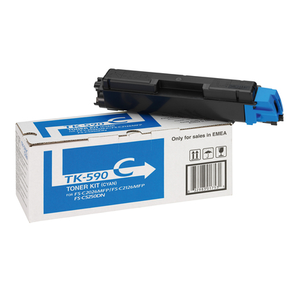 Cyanfarbener Toner TK-590C in Originalverpackung auf einer weißen Unterlage.