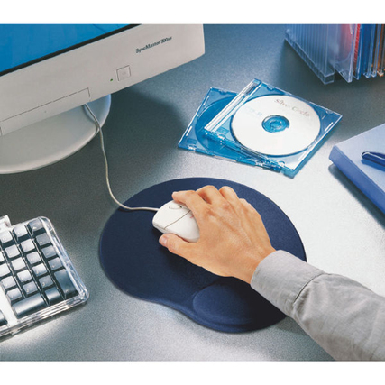Schwarzes ergonomisches Mauspad mit Handgelenkstütze, unter einer Computermaus und Hand platziert.