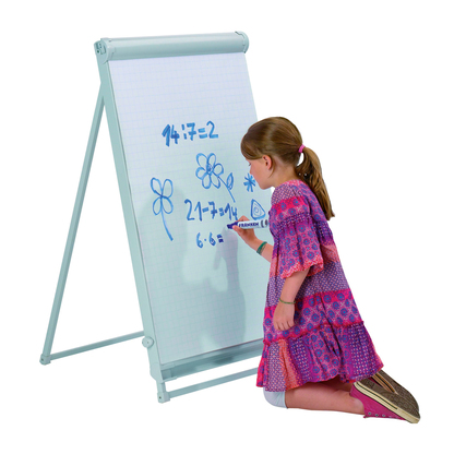 Kind zeichnet mit blauer Farbe auf einer Flipchart-Tafel, die auf niedriger Höhe steht.