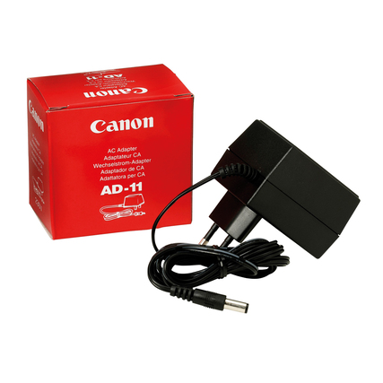 Netzgerät mit Kabel in schwarzer Farbe und roter Verpackung, model AD11.