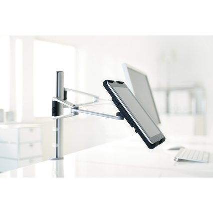 Adapterplatte für Tablets, an einem Schwenkarm befestigt, in einem modernen Büroambiente.
