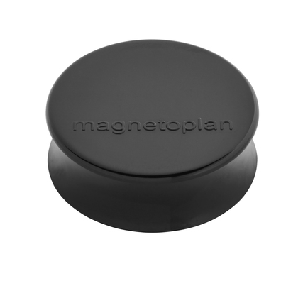 Schwarzer Magnet mit ergonomischem Griffrand und prägtem Logo auf der Oberseite.