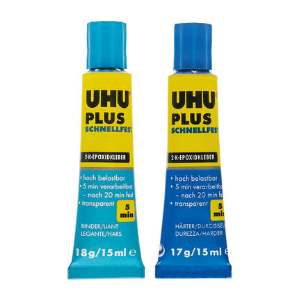 Zwei Tuben des UHU Zweikomponentenklebers PLUS SCHNELLFEST in blau-gelber Verpackung.