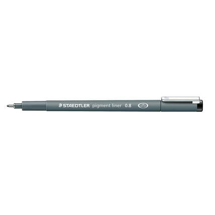 Schwarzer Fineliner mit 0,8 mm Spitze und grauem Schaft, abgestützt durch eine Kappe.