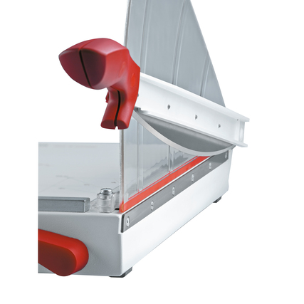 Hebelschneider mit rot-weißer Farbgebung und transparentem Schneideblatt, seitliche Ansicht.