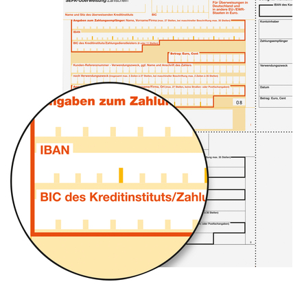 Weißes Formular für SEPA-Überweisungen mit zahlreichen ausfüllbaren Feldern und OCR-Muster.