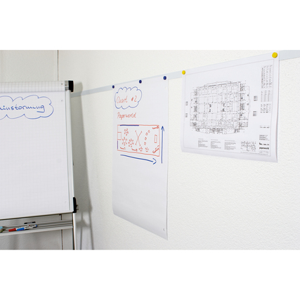 Magnetband an Wand, mit Plakaten und Zeichnungen zum Befestigen von Informationen.