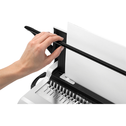 Hand, die einen Binderücken in ein Plastikbindegerät einführt, mit weißen Blättern im Hintergrund.