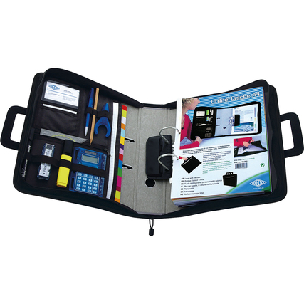 Schwarze Konferenzmappe mit mehreren Fächern und Zubehör, geöffnet auf einem weißen Hintergrund.