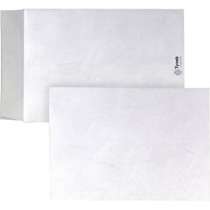 Weiße Tyvek® Versandtasche DIN B5 ohne Fenster, stehend und liegend dargestellt.