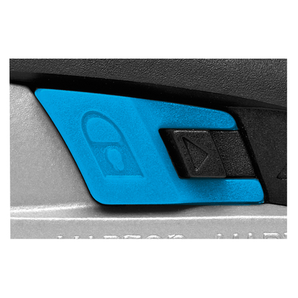 Detailaufnahme des Sicherheitsmechanismus eines MARTOR Sicherheitsmessers mit blauen Schaltflächen.