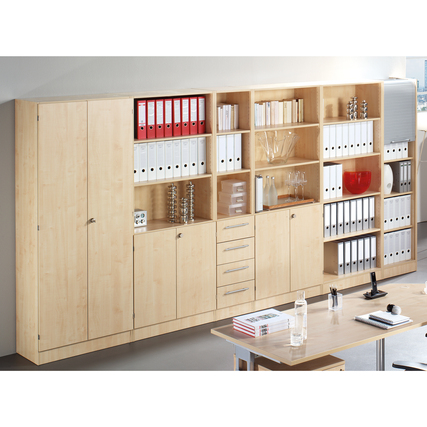 Flügeltürenschrank in Ahorn mit offenen und geschlossenen Fächern, Büroumgebung.