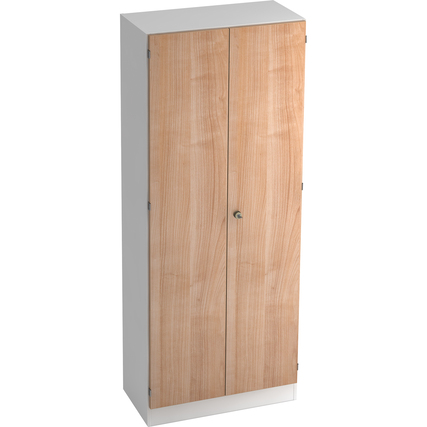 Flügeltürenschrank in Nussbaum-Optik mit weißen Seiten und Drehtüren.