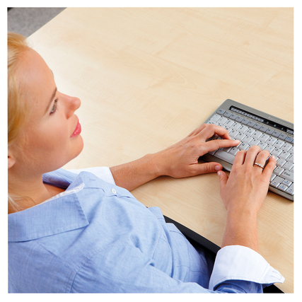 Ergonomische Tastatur S-Board 840 wird von einer Person am Tisch verwendet.