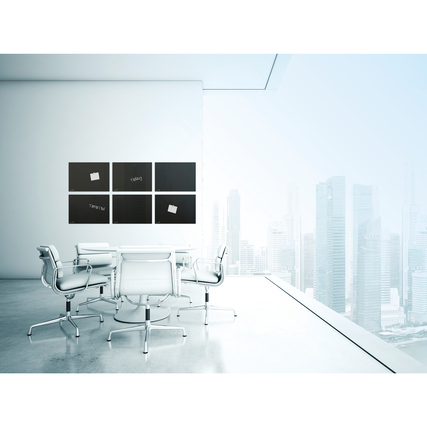 Schwarzes Glasboard an einer modernen Wand in einem Konferenzraum mit Stadtansicht.