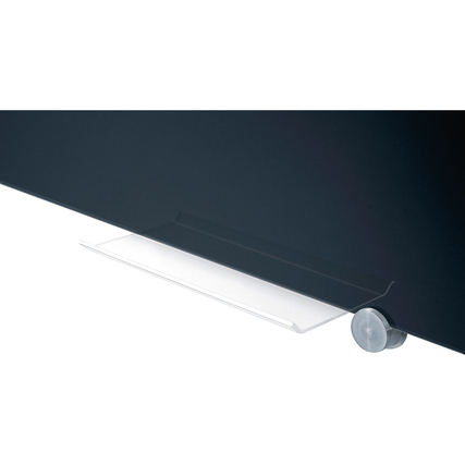 Schwarzes Glasboard mit transparenter Markerablage als Anwendungsbeispiel.