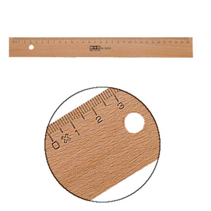 Holzlineal mit cm-Skala und einem Loch, abgebildet in Gesamtansicht und Detailansicht.