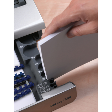 Person bindet Dokumente mit dem Fellowes Plastikbindegerät Galaxy 500 und greift in das Fach.