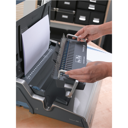 Person bindet Dokumente mit dem Plastikbindegerät Galaxy 500 im Büro.