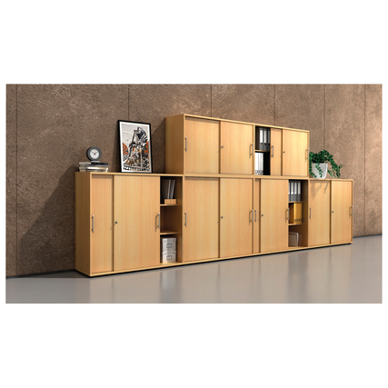 Büroschrank mit mehreren Schiebetüren und offenen Fächern in Bucheoptik an einer Wand.