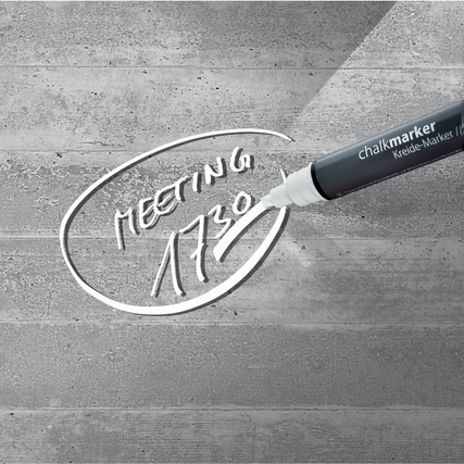 Glasboard mit auf Schreiboberfläche eingetragenem Text "MEETING 1730" in Sichtbeton-Design.
