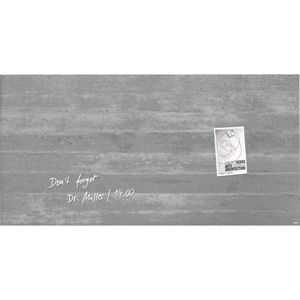 Glasboard in Sichtbeton-Design mit handschriftlicher Notiz und angehängtem Blatt.