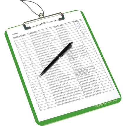 Klemmbrett mit Innenseite und Stift auf einer Checkliste liegend.