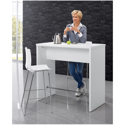 Weißer Stehtisch mit einer Person, die eine Tasse hält, vor einer dunklen Wand.