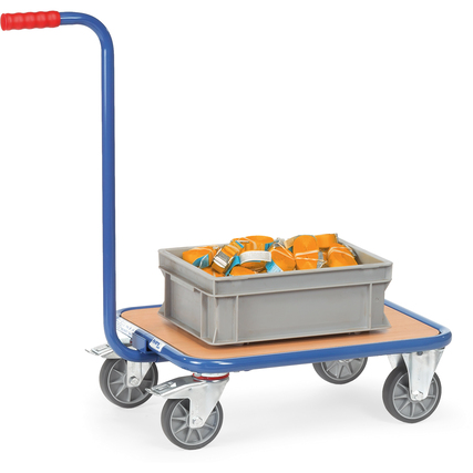 Blauer Fetra Transportwagen mit Holzplattform und grauer Box, beladen mit Orangen.