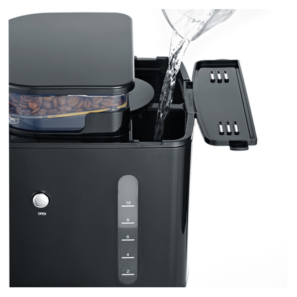 Kaffeemaschine mit Wasserbefüllung und sichtbarem Bohnenbehälter in schwarzem Design.