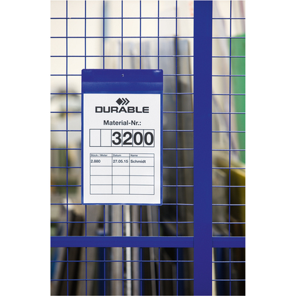 Dunkelblaue Sichttasche aus Neodym an einem metallenen Gitter mit einem beschrifteten Dokument.
