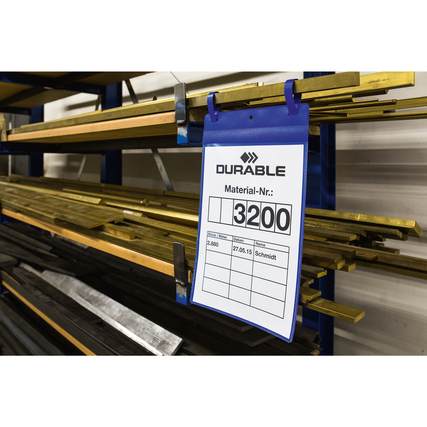 Dunkelblaue Sichttasche DIN A4 an einem Regal mit Metallstäben, mit einem Dokument darin.