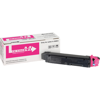 Magenta Toner der Marke KYOCERA in einem Karton mit darauf visiblem Modellnamen.