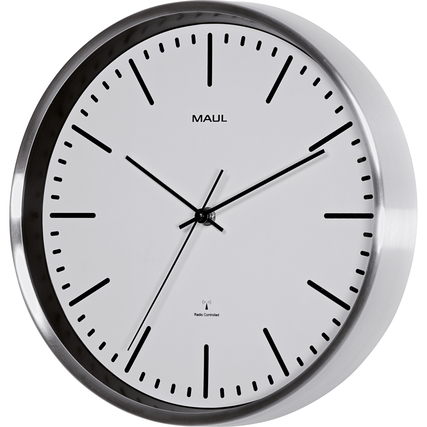 Runde Wanduhr mit weißen Ziffernblatt, schwarzen Zeigern und einem silbernen Gehäuse.