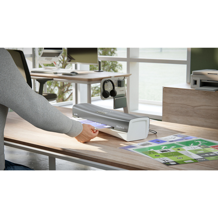 Laminiergerät mit Touch Panel laminert Dokumente im Anwendungsbeispiel, ein Teil ist sichtbar.