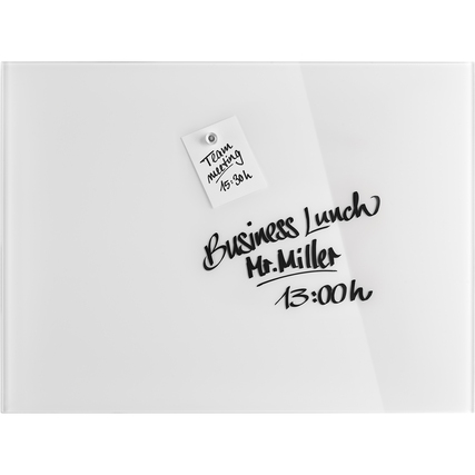 Glasboard in brillantweiß mit Aufzeichnungen und Notizen, dekorativ angeordnet.