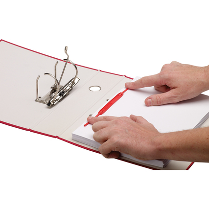 Zweiteiliger Clip in Gebrauch zur einfachen Entnahme von Dokumenten aus einem Ordner.