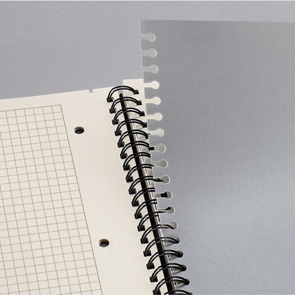 Offene Seitenansicht eines karierten Collegeblocks mit Spiralbindung und Register.