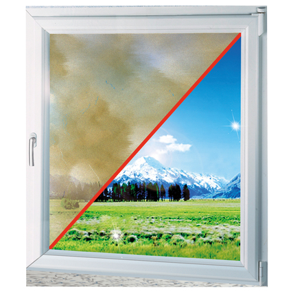 Fenster mit einer hälftig gereinigten und verschmutzten Fläche, zeigt Reinigungsergebnis.