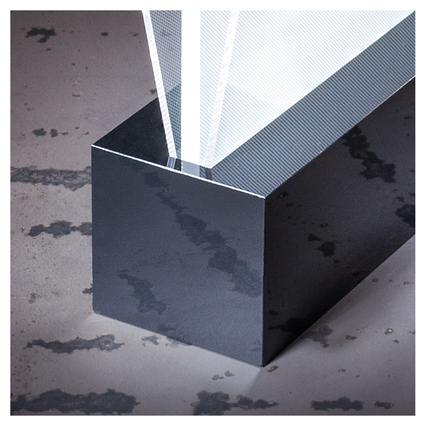 Lichtdurchlässiger Tischaufsteller aus schwarzem Sockel für beidseitige Präsentation.