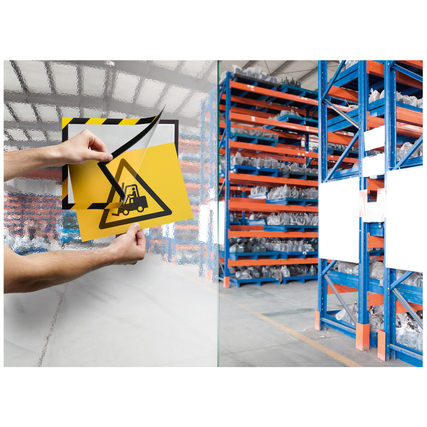 Gelber Magnetrahmen für Sicherheitskennzeichnungen an einer Glasfläche in einem Lager.