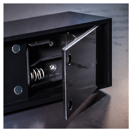 Blick auf die Rückseite des Tischaufstellers mit geöffnetem Batteriefach.