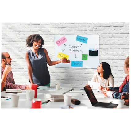 Schwarzer Tafelschreiberhalter an einem Glasboard mit Haftnotizen in einem Besprechungsraum.